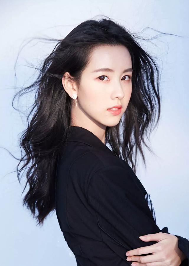 "校花女神"陈都灵:清纯优雅唯美__财经头条