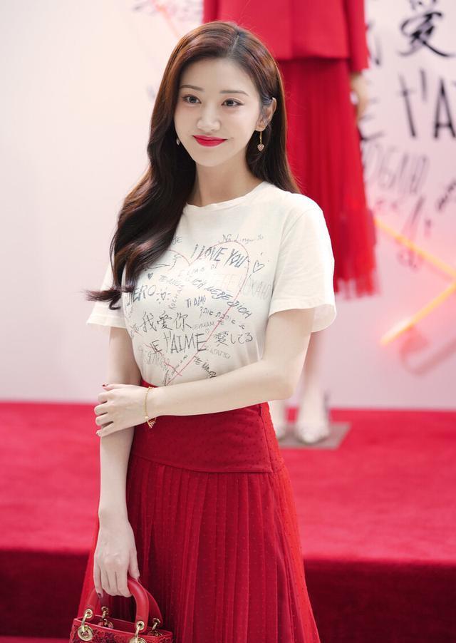 景甜真是人间富贵花穿印花t恤搭红色百褶裙演绎法式浪漫