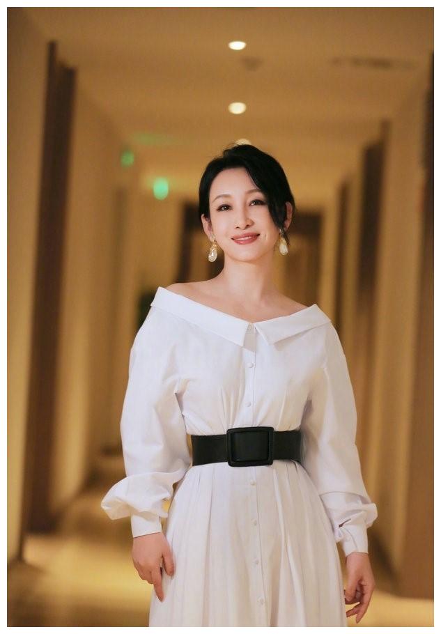 秦海璐新造型气场全开,小西装搭配香槟色开叉长裙,耳环太别致
