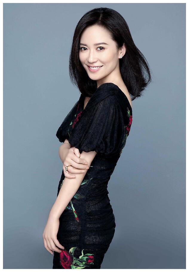 为了给父母买豪宅,进入娱乐圈后不停拍烂片,今42岁无人敢娶