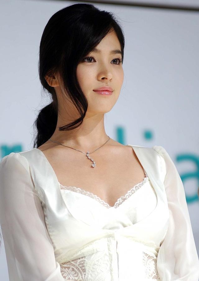 说实话,宋慧乔的身材比例并不是很好,所以在挑选连衣裙的时候一定要