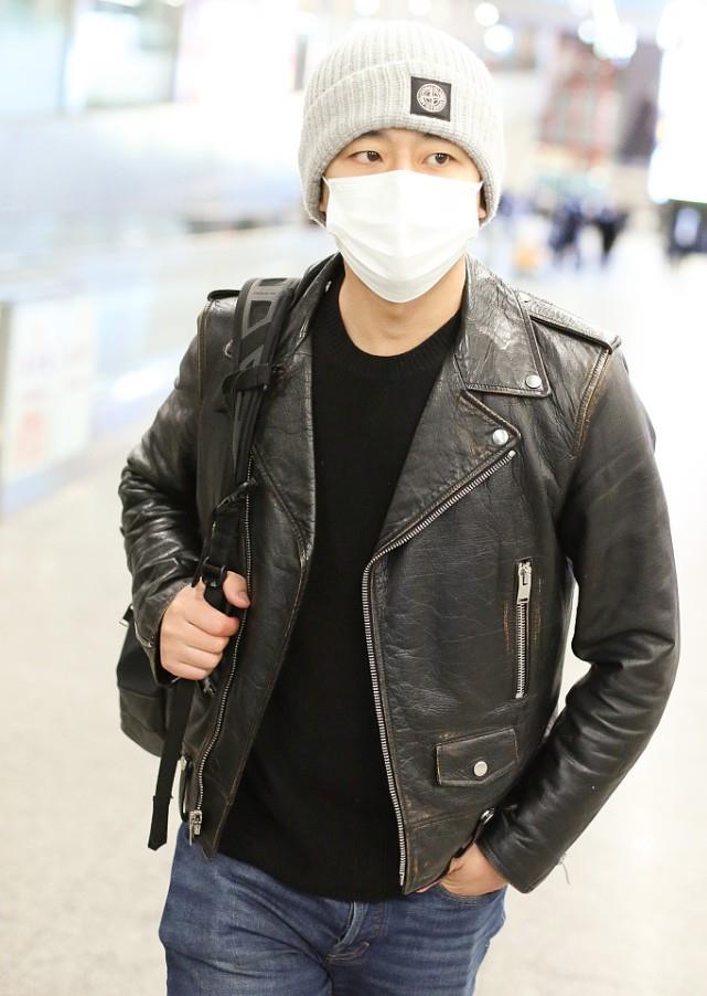 黄轩的型男魅力真是无处释放了黑色皮衣配牛仔裤休闲又有型
