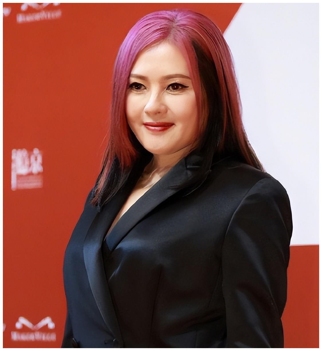 7月最土的三大红毯!鸡毛装、披床单、野猪造型,土得我笑出猪叫休闲区蓝鸢梦想 - Www.slyday.coM 7月最土的三大红毯!鸡毛装、披床单、野猪造型,土得我笑出猪叫休闲区蓝鸢梦想 - Www.slyday.coM