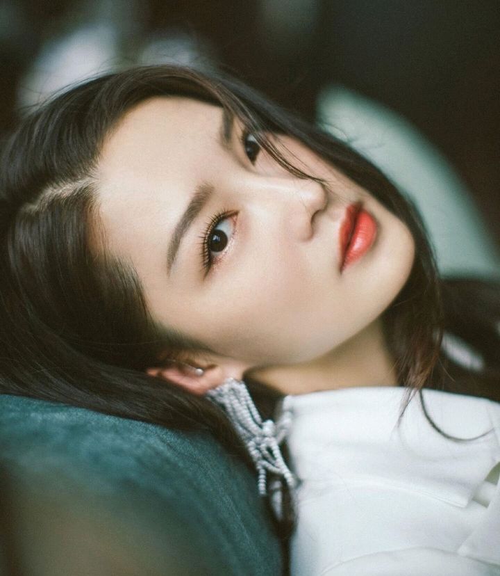 李沁一身白色西装干练大气,长发红唇诱惑十足,表现力非常强