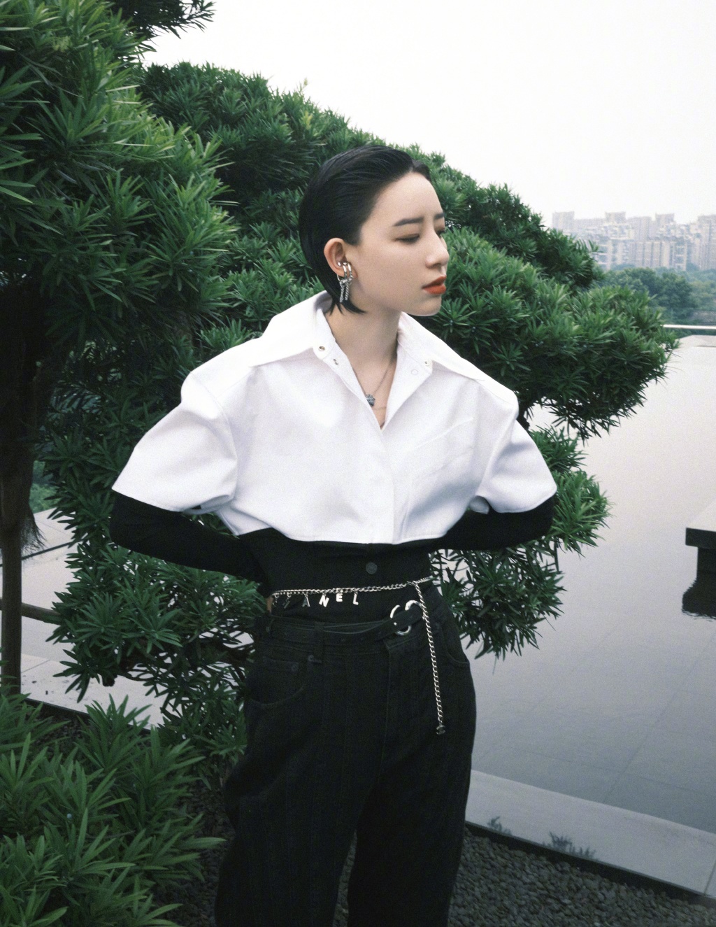 李斯丹妮身穿一袭极致简约的黑白造型现身活动现场,短发干净利落