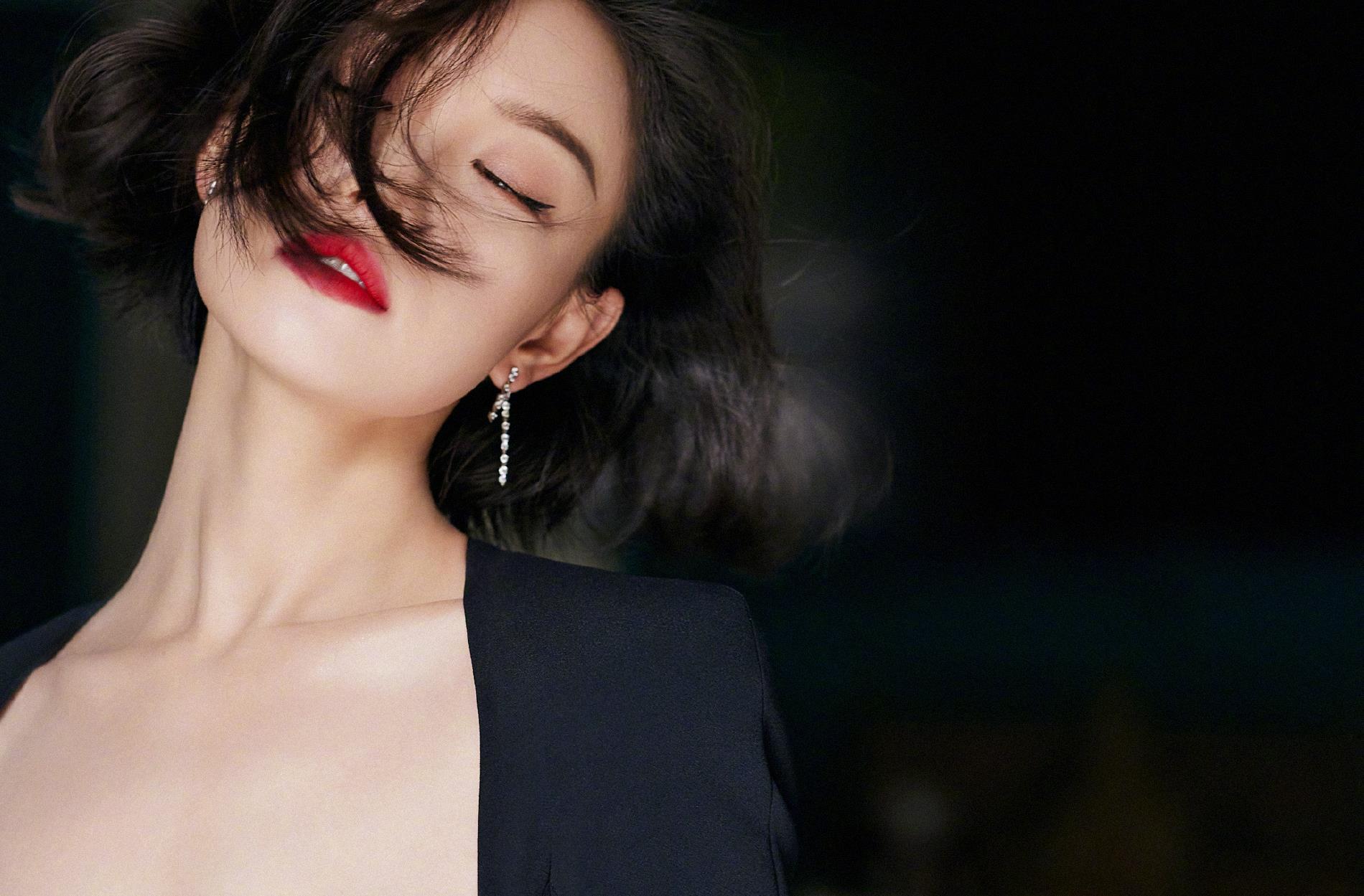 倪妮写真,红唇娇艳,时尚性感