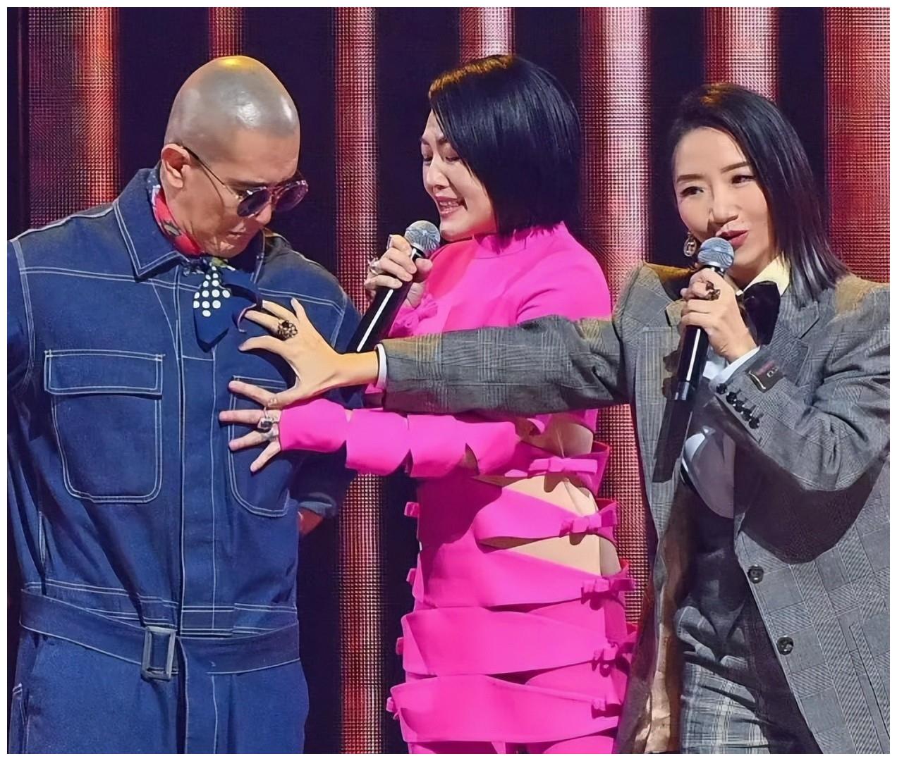 7月最土的三大红毯!鸡毛装、披床单、野猪造型,土得我笑出猪叫休闲区蓝鸢梦想 - Www.slyday.coM 7月最土的三大红毯!鸡毛装、披床单、野猪造型,土得我笑出猪叫休闲区蓝鸢梦想 - Www.slyday.coM