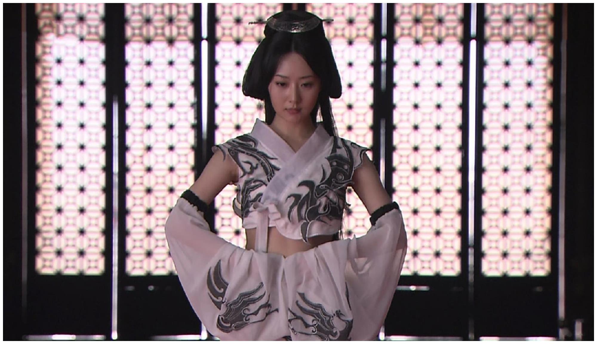 但是,小编对于白冰的最初印象,是在《神话》中的玉漱公主,当年她的那