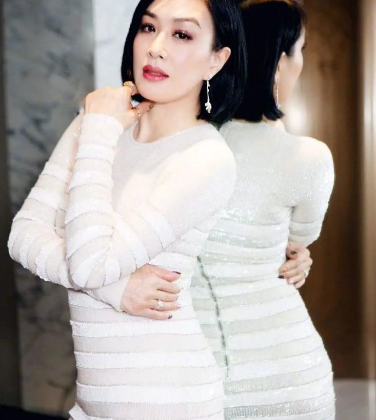 25岁的钟丽缇美到爆，穿交叉绑带裙满脸胶原蛋白，清纯又妩媚__财经头条