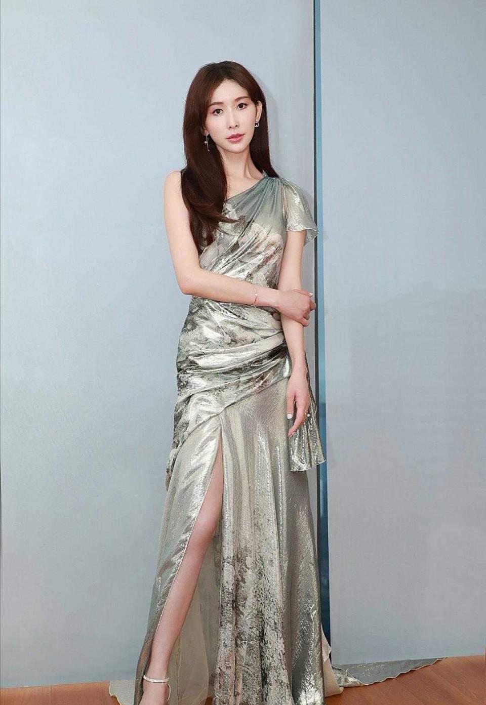林志玲拥有好身材这任性身穿银色开叉连衣裙性感优雅气质非凡