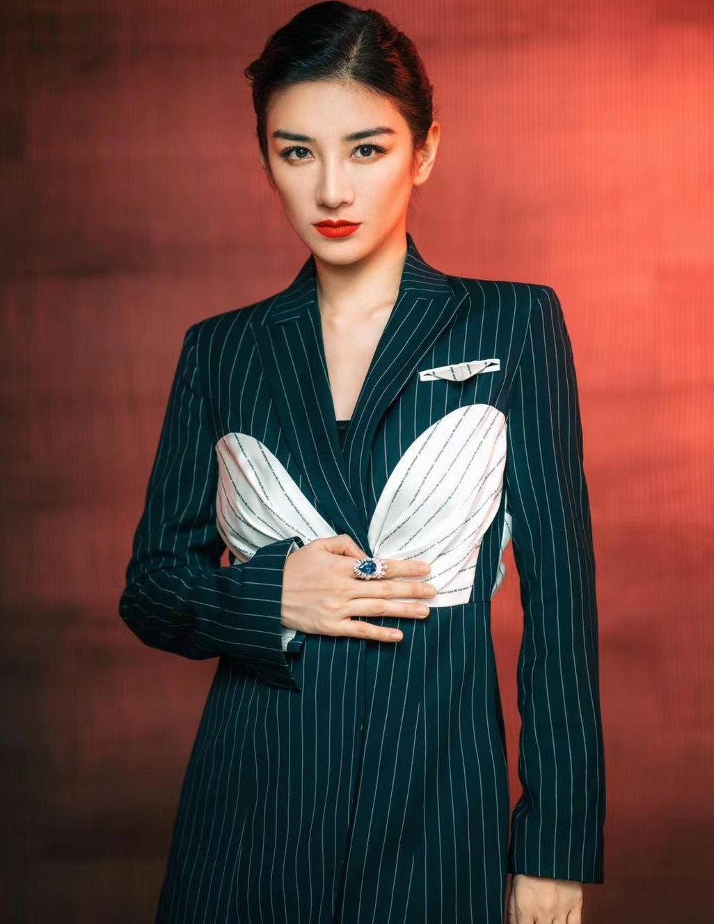 短发飒爽赶超小鲜肉,这颜值太撩妹了|黄奕|版型|短发_新浪新闻