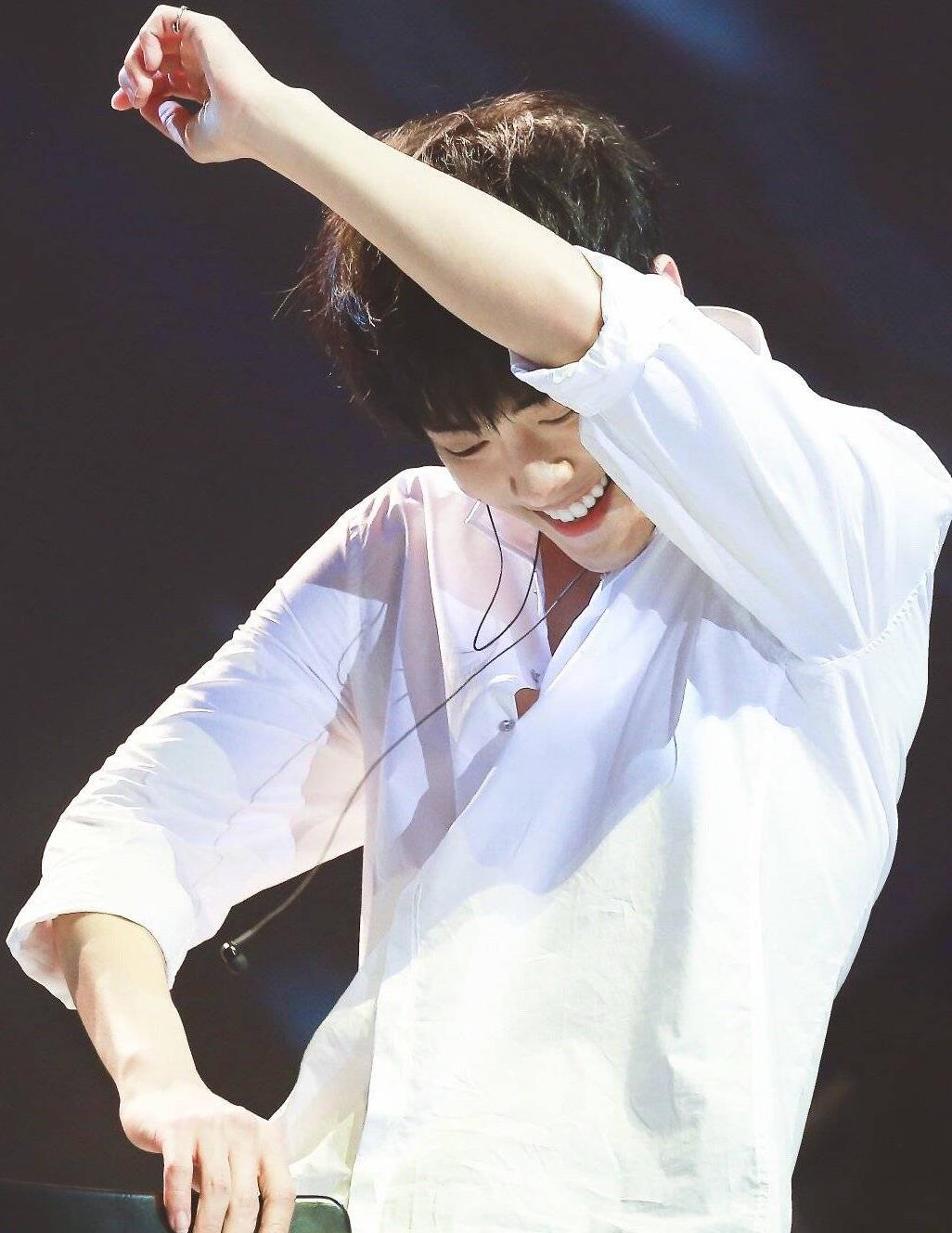 肖战的白衬衫《get low》舞蹈部分,扯领带太不羁了