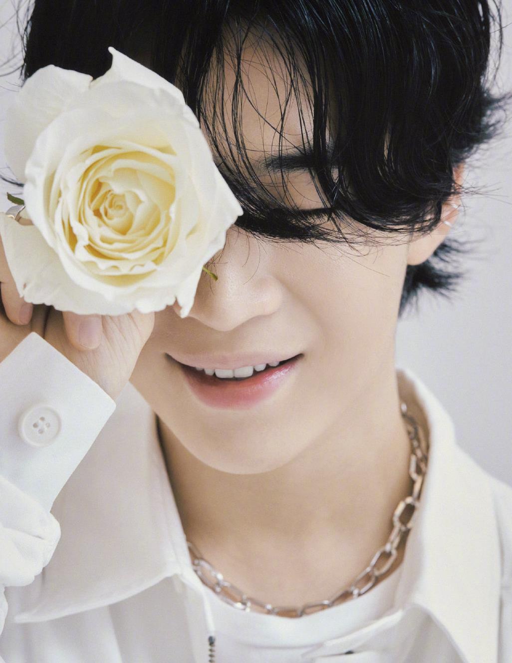 刘宪华最新时尚大片释出彩色西服随性发型尽显轻熟魅力