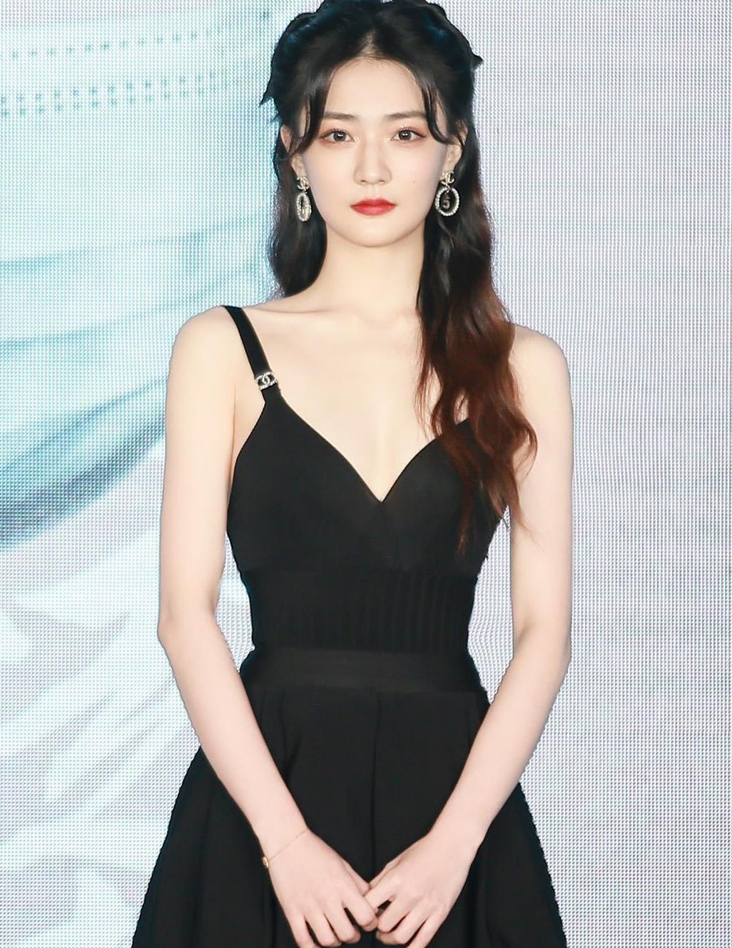 徐璐穿黑色调连衣裙太好看了就是有点忒瘦
