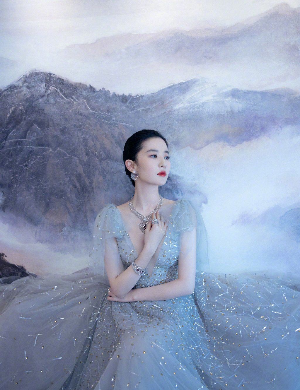 刘亦菲一袭深v雾蓝薄纱礼裙高贵优雅大方是落入凡尘的仙子