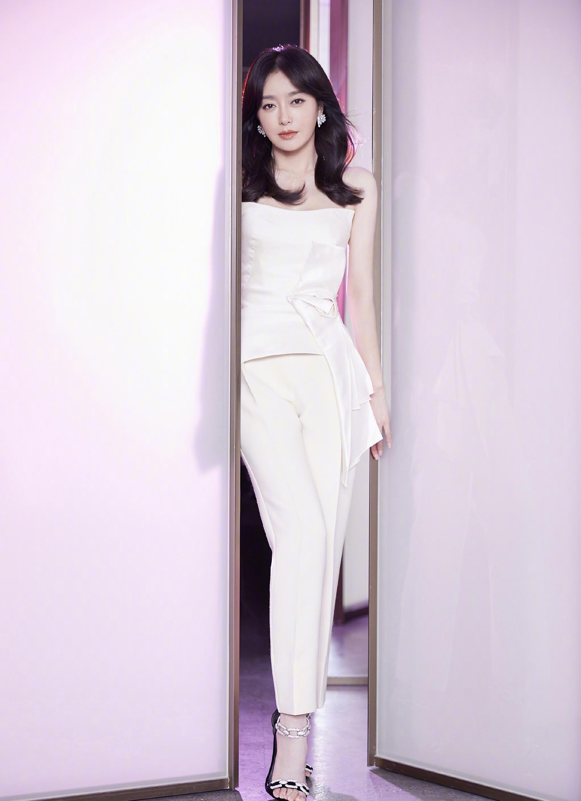 秦岚白色面包服清新减龄长发清丽少女这是41岁的状态吗