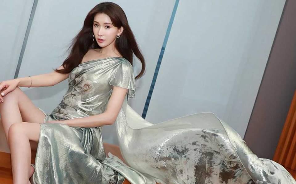 林志玲拥有好身材这任性身穿银色开叉连衣裙性感优雅气质非凡