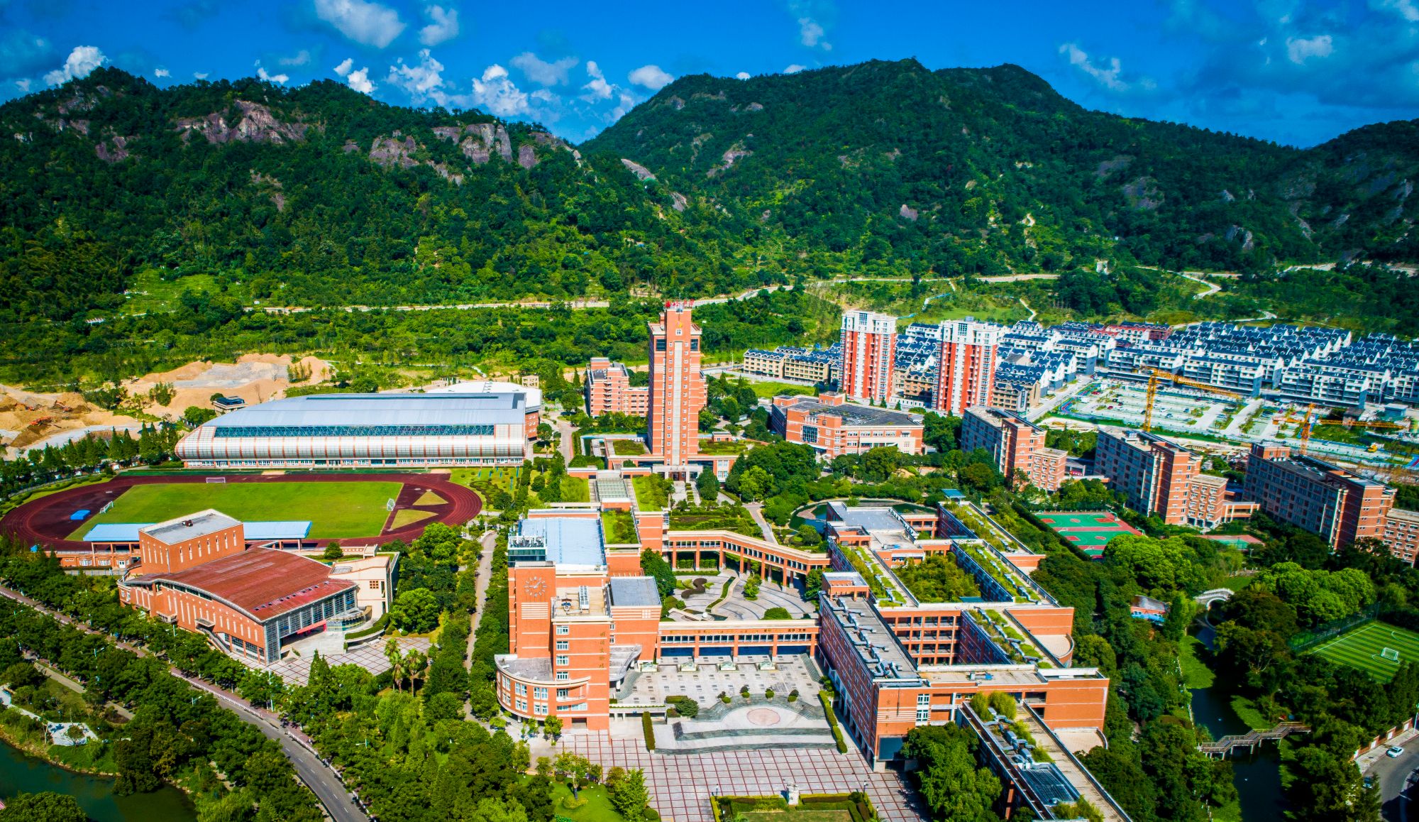 无人机航拍下的温岭中学,是浙江省内为数不多的百年名校之一