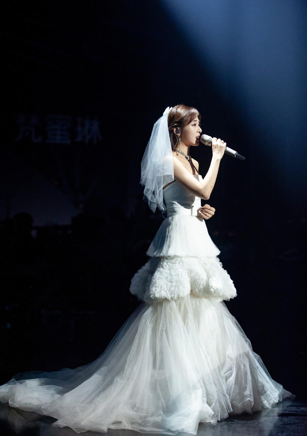 张含韵好甜穿一条香槟色抹胸长裙优雅温婉仙气飘飘