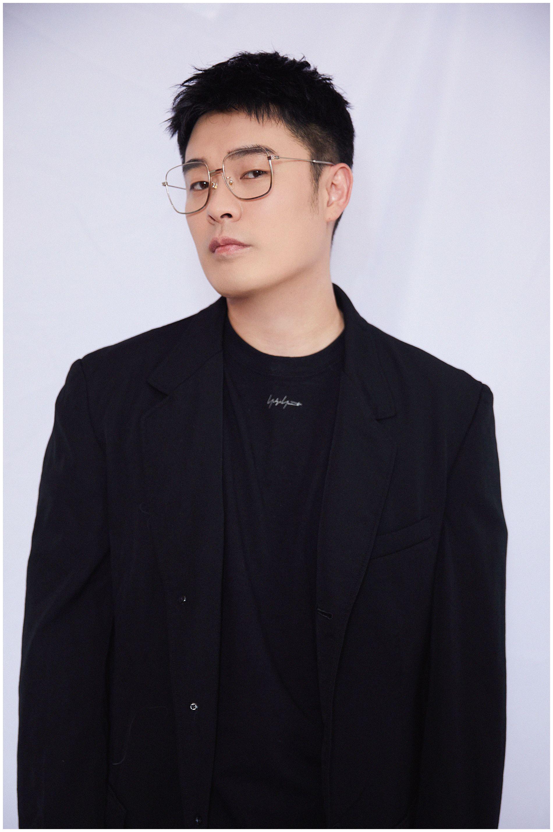 被邓超祝福瘦回颜值巅峰,黑色西装酷帅|陈赫|邓超|男明星_新浪新闻