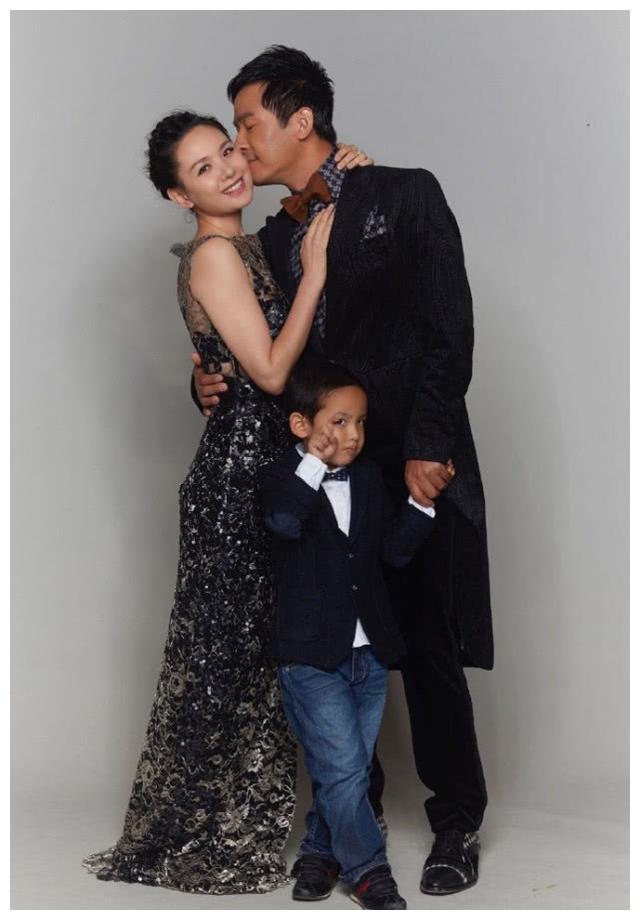 程莉莎为儿子庆生不忘秀恩爱,小郭合影中当电灯泡,一脸"嫌弃"