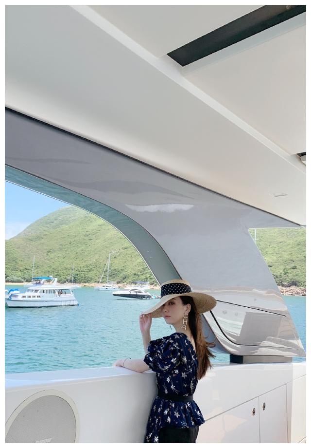 天王嫂方媛带女儿度假,豪华游艇秀美照,露脐装马甲线抢眼