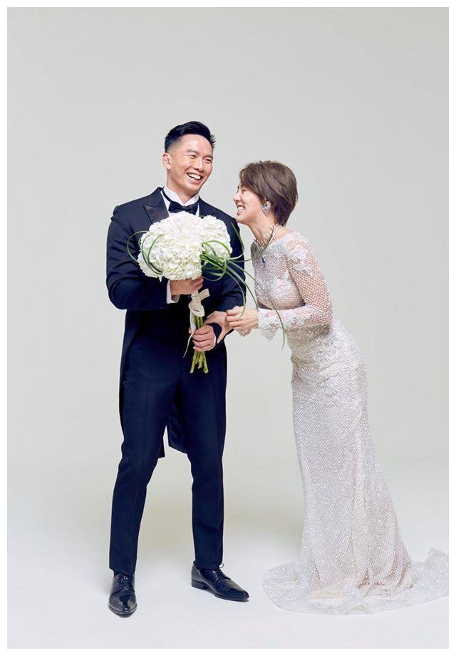 刘雨柔在2017年嫁给格斗选手黄育仁后,受到老公熏陶,便开始练习格斗