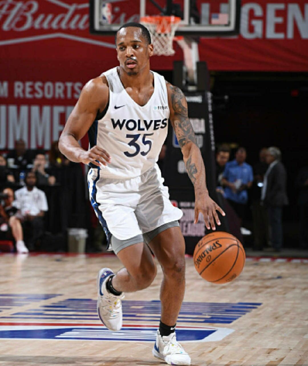 北京媒体贾磊表示:据知情人透露,北京首钢已经与巴里-布朗达成协议.