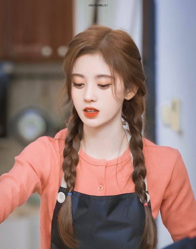 爱豆的麻花辫:鞠婧祎甜美,赵露思可爱,最后这位够帅气