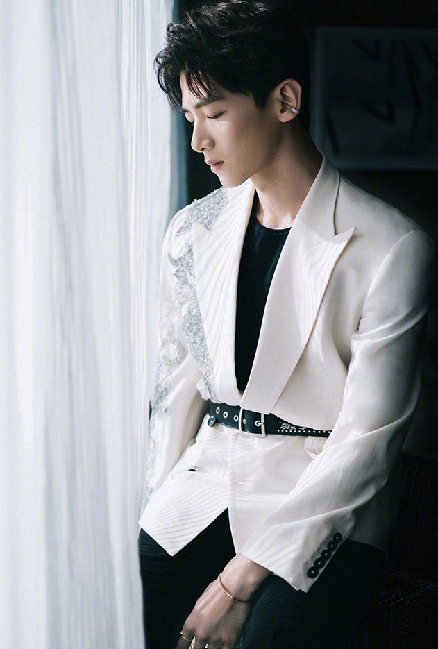 白敬亭身着白色西装,一侧点缀钻石更显精致