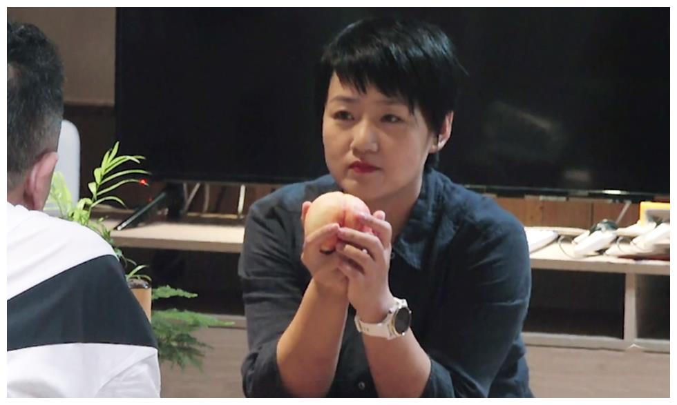 甜蜜!白慧明手拿桃子,认真地看着老公,于谦的反应太宠妻了