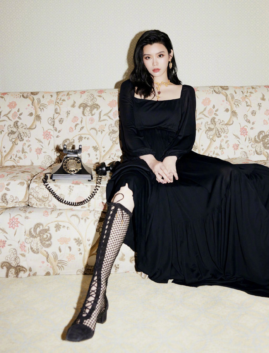 奚梦瑶身穿黑色方领长裙搭配复古镂空长靴,简约优雅