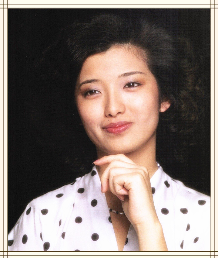 63岁山口百惠老成这样了蓬松发微胖身材背7千元包挺低调