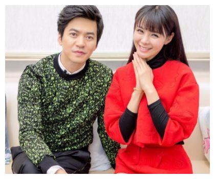 李健结婚多年从不晒老婆,看到两人合照后,网友:这颜值谁敢晒啊