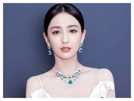 佟丽娅的鼻子,真是自带新疆种族天赋加成,高高直直的鼻梁,恰到好处的