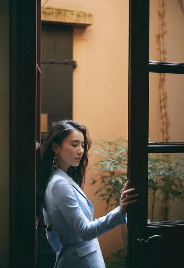 黄圣依蓝色西装尽显婀娜身姿和优雅气质完美侧颜太让人心动