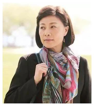 她是张嘉译的前妻,患癌后遭丈夫抛弃,今靠女儿跑龙套养活!