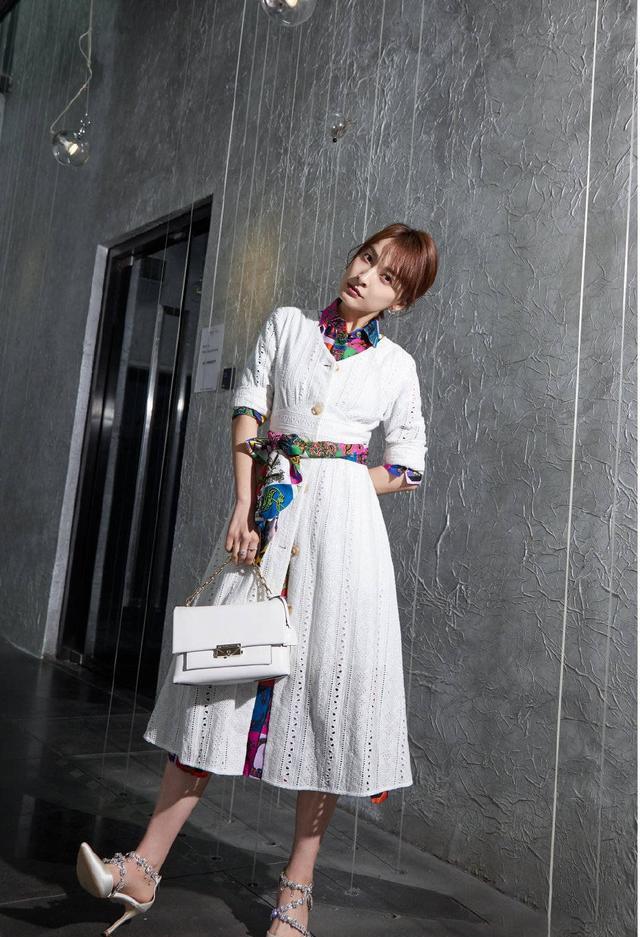 吴昕真的太会穿了一袭红裙配高跟鞋扎马尾辫更减龄