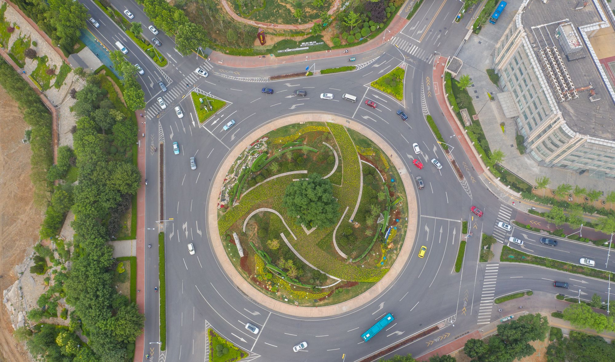 航拍济南历阳大街转盘路口,高空俯瞰造型很漂亮
