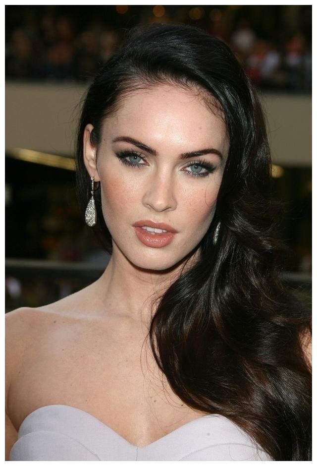 她一双蓝绿色的眼睛格外挑人