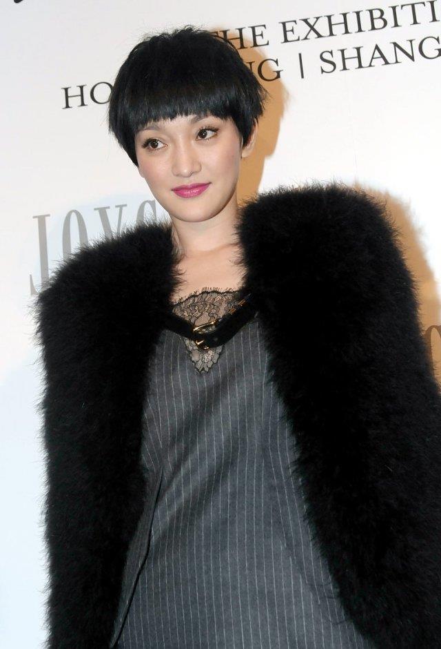 周迅气场太强大,狗啃短发配芭比粉唇,也能美得出众