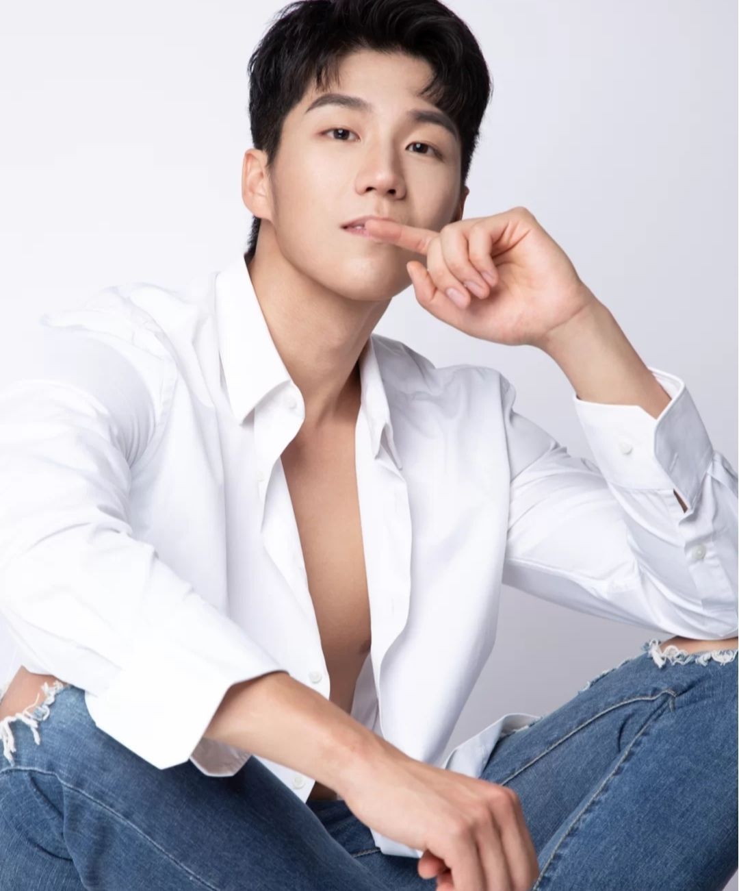 组图:拍艺术写真照的帅气男模,破洞牛仔裤 白色衬衫,撩人哦!