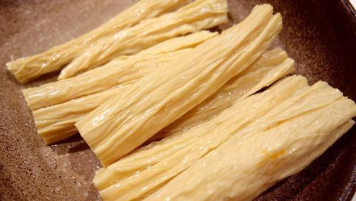 泡腐竹时,可别直接下水泡,厨师长教你一招,1分钟就能泡膨胀!