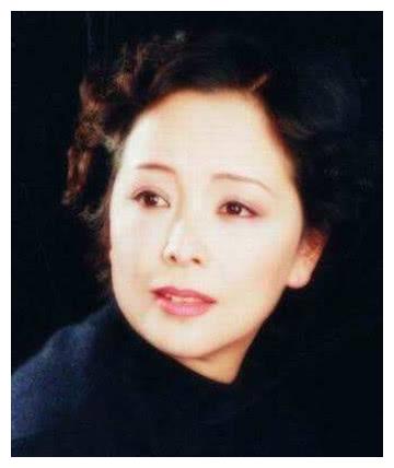 六岁开始演戏,初中毕业当车工,嫁同学恩爱33年,女儿漂亮随她