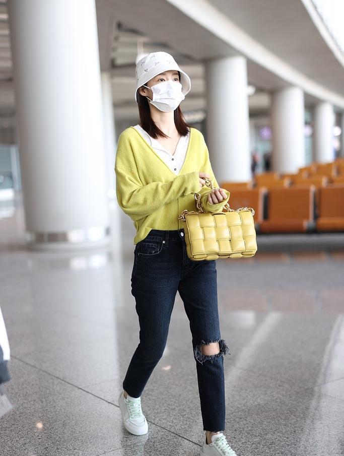李沁穿慵懒针织衫搭牛仔裤,休闲又温柔纤细小腰太抢镜__财经头条