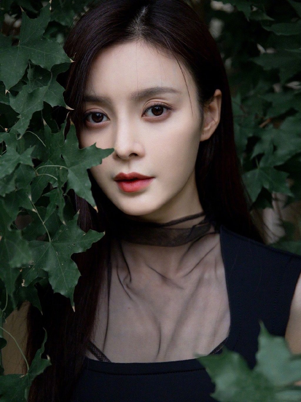 王瑞子身穿黑纱拼接长裙,性感又不失帅气的造型搭配