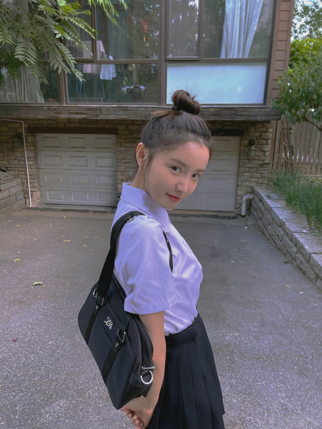 林小宅分享最新日常穿搭,身穿白色衬衫和黑色百褶裙