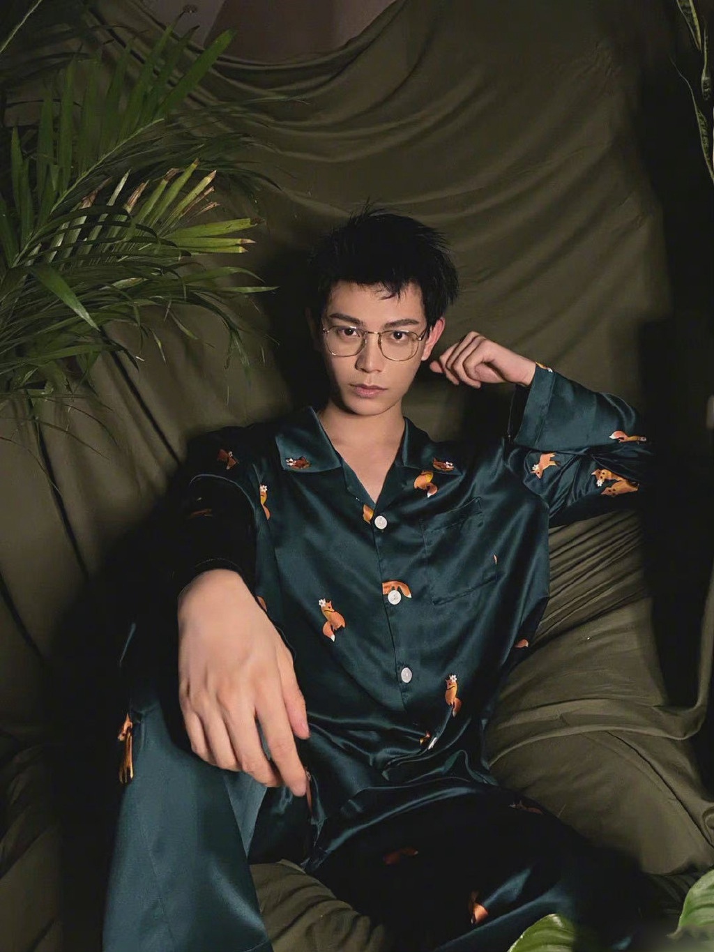 丁禹兮身穿绿色家居服搭配金属眼镜出镜,清新帅气