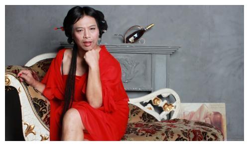 他本是周星驰的高中同学,却被骗男扮女装,"如花"一炮而红|李健仁