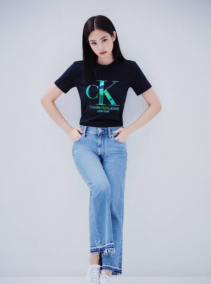 组合blackpink成员金智妮jennie在某品牌2020年春季牛仔画报拍摄现场